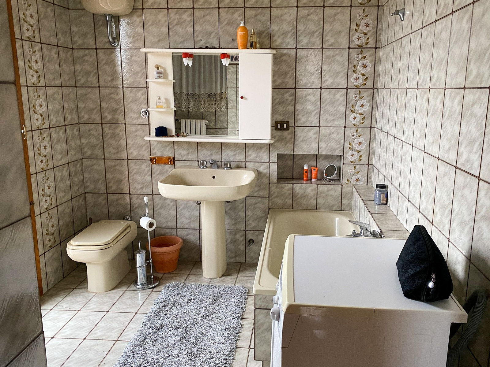 Badet i hovedhuset er godt utstyrt bla. med badekar, bidét og vaskemaskin. Alt følger med eiendommen. Galleribilde