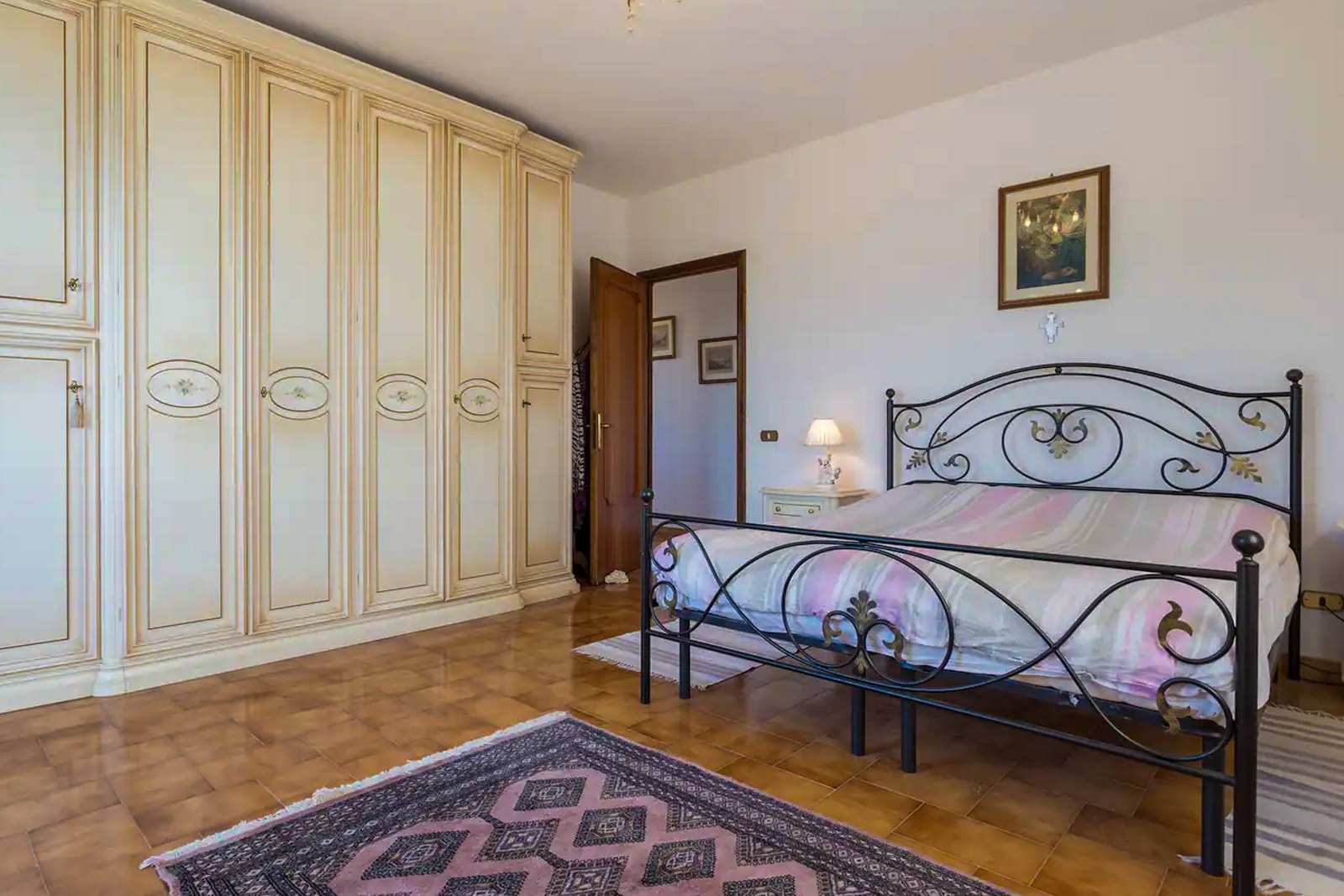 "Master bedroom" i hovedhuset - rommet er romslig og har rikelig med skapplass. Også sengetøy følger boligen, så her trenger du bare tannbørste fra starten. Galleribilde