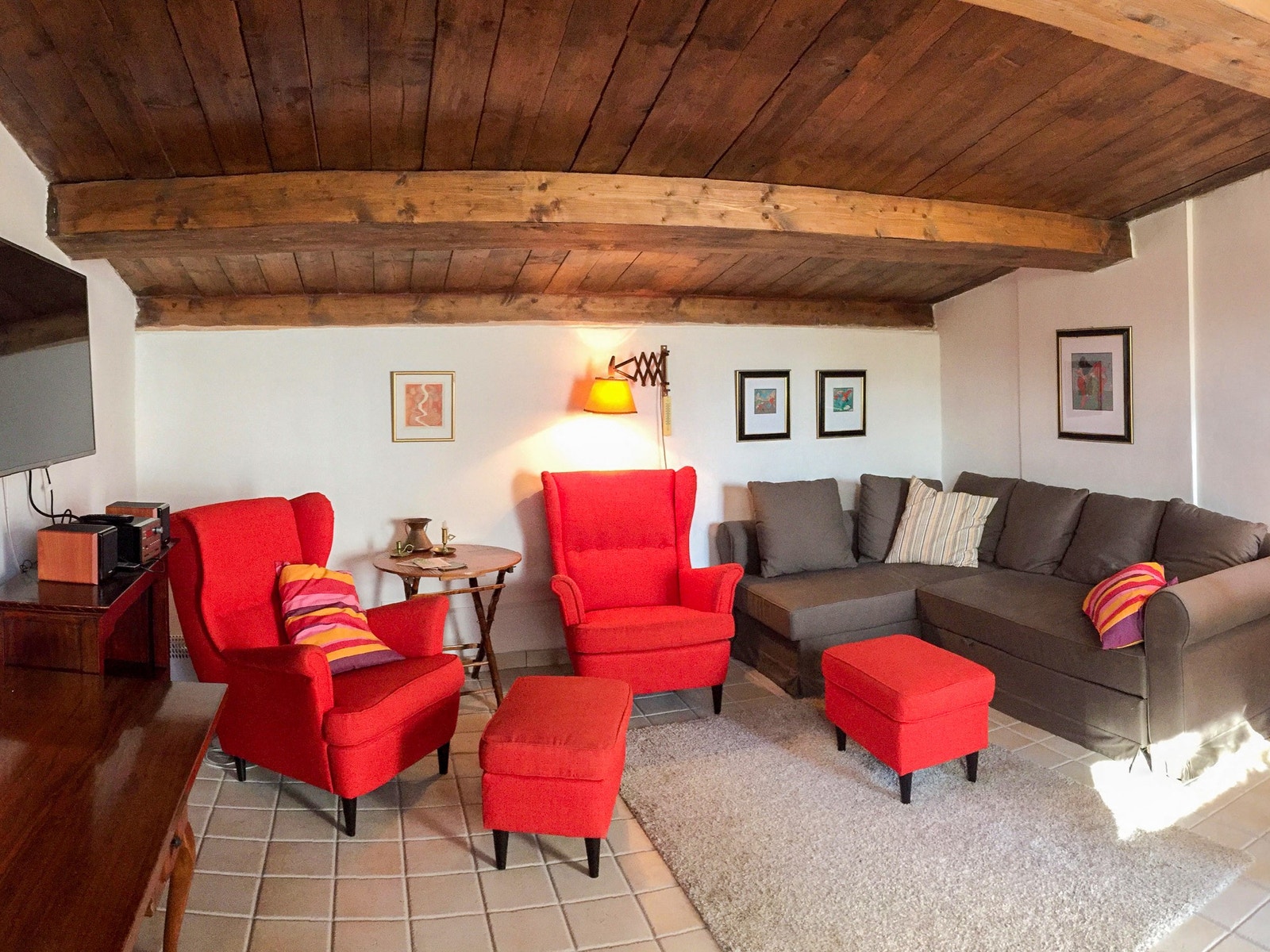 Stua i gjestehuset er romslig og hyggelig møblert. Så å si alt av tilbehør følger med huset. Galleribilde