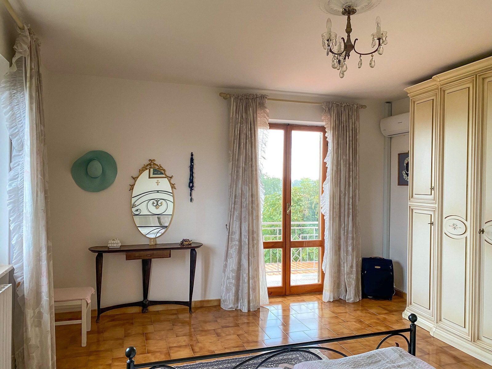 "Master bedroom" i hovedhuset - rommet er romslig og har rikelig med skapplass. Også sengetøy følger boligen, så her trenger du bare tannbørste fra starten. Galleribilde