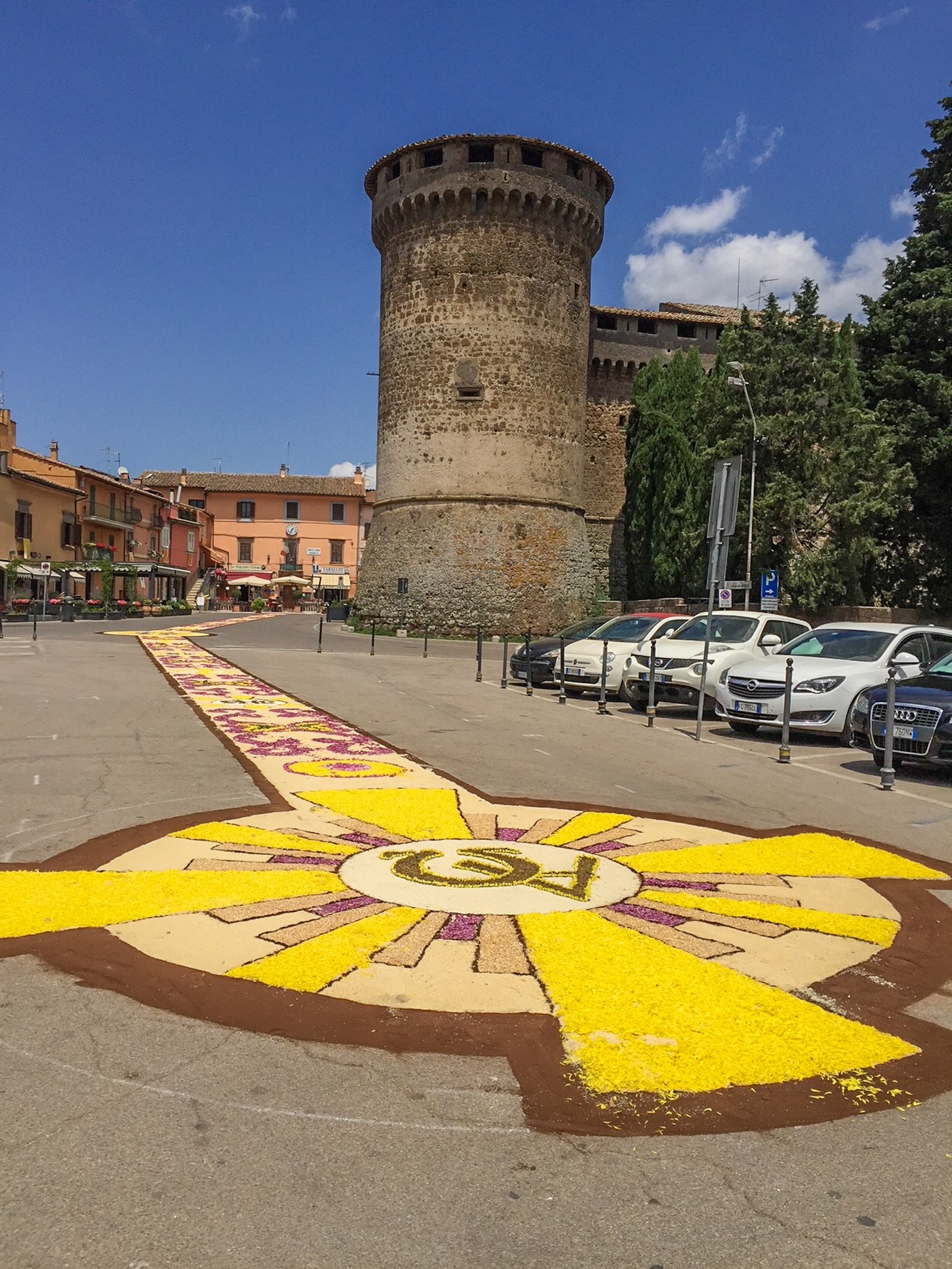 Landsbyen Vasanello byr på torgliv og festivaler, her fra den årlige blomsterfestivalen der gatene dekkes med fargesprakende blomster. Galleribilde