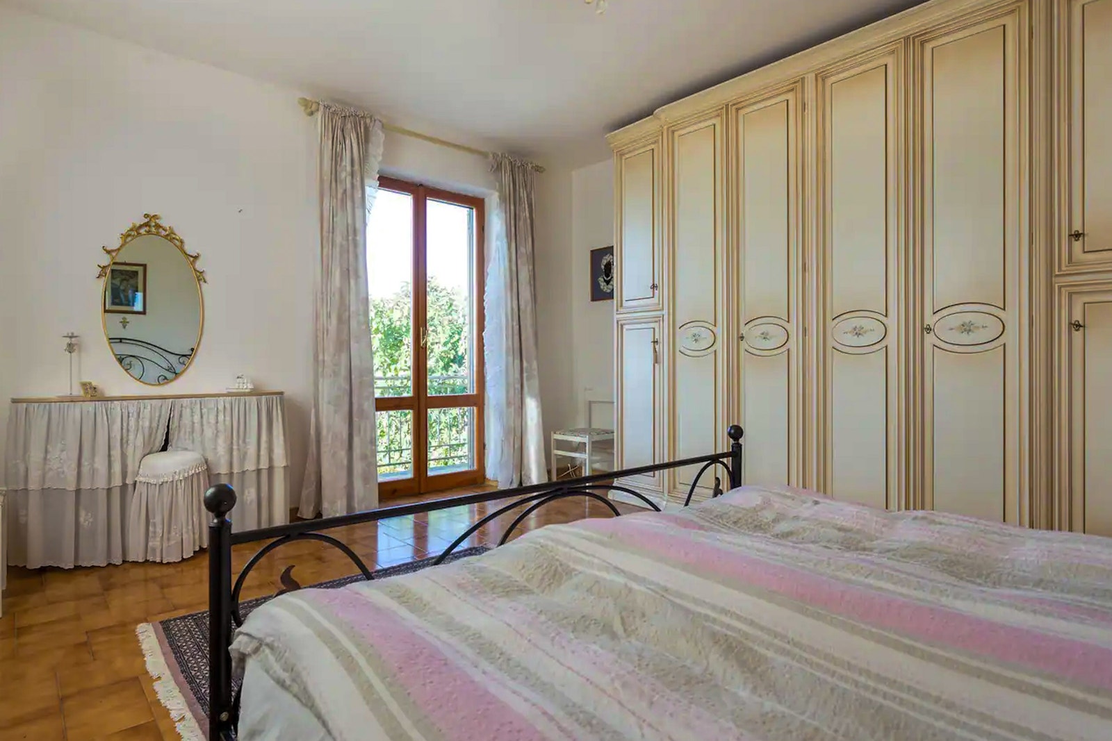 "Master bedroom" i hovedhuset har utgang til egen balkong. Galleribilde