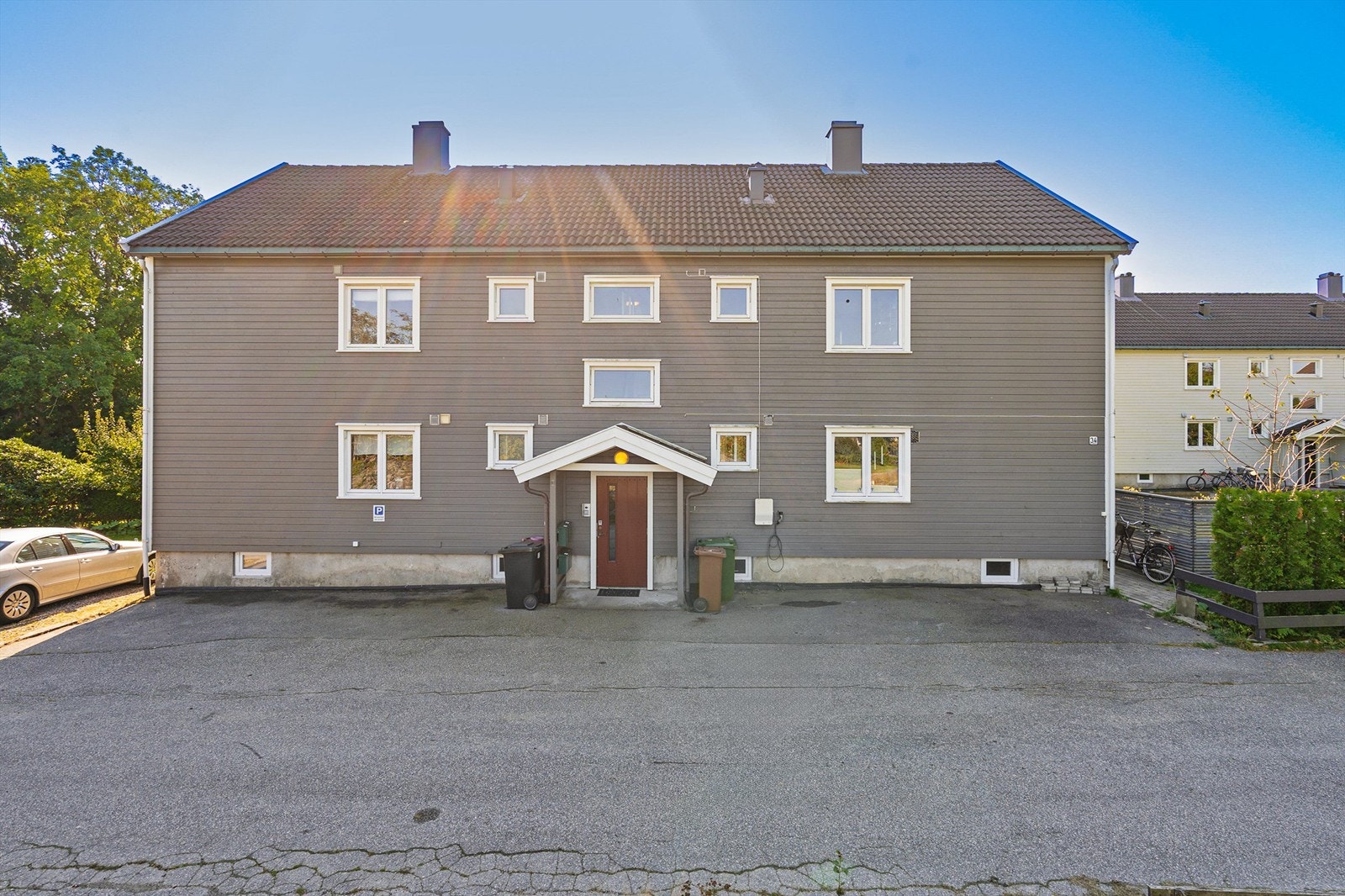 Fasade, p-plassen er den under nr på eiendommen (Høyre) Galleribilde