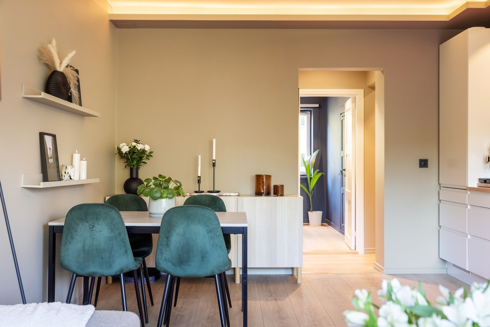 Lysstripen i taket gir en lun belysning i stuen året rundt. Galleribilde