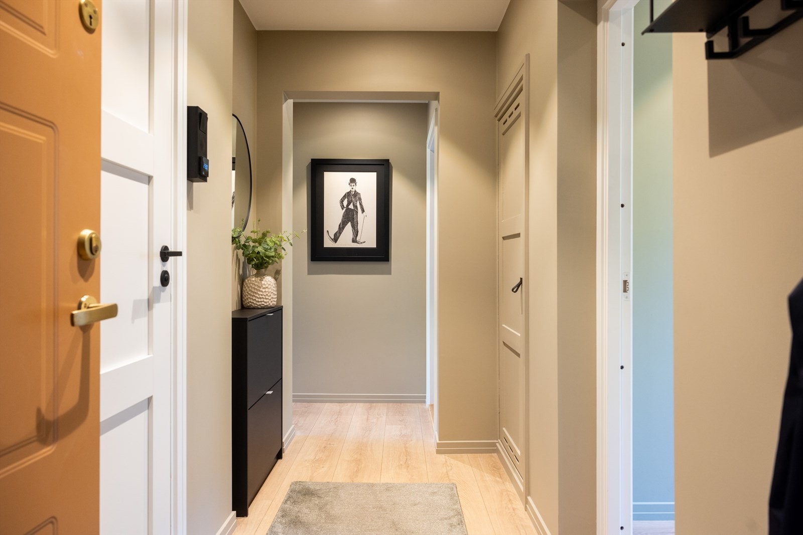 Innbydende entré med tilgang til innvendig bod/kott. Galleribilde