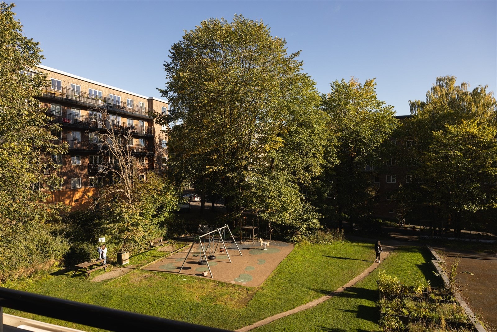 Fra balkongen har man grønt utsyn på alle kanter og ingen gjenboere. Galleribilde