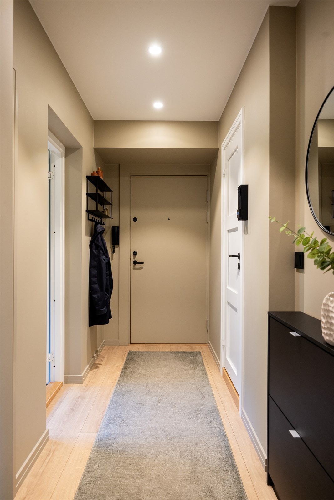 Det er også godt med plass til anheng av klær og sko i entréen. Galleribilde