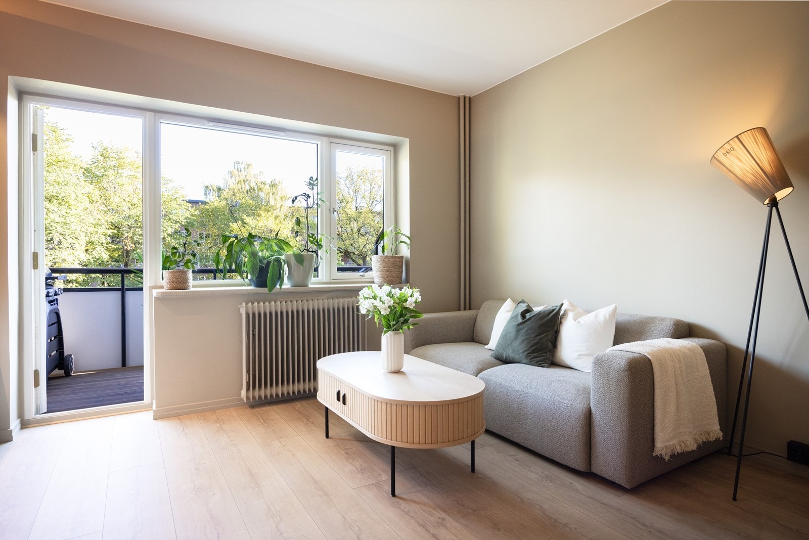 Stuen har en god løsning med plass til både sofa og spisebord. Galleribilde