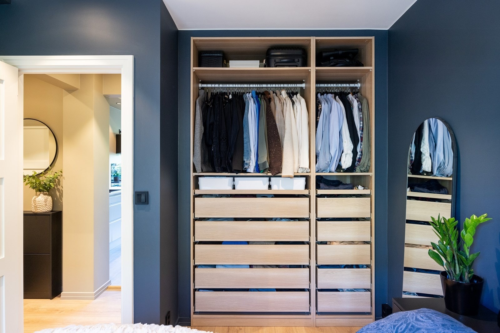 Godt med lagringsplass i medfølgende PAX garderobeskap. Galleribilde