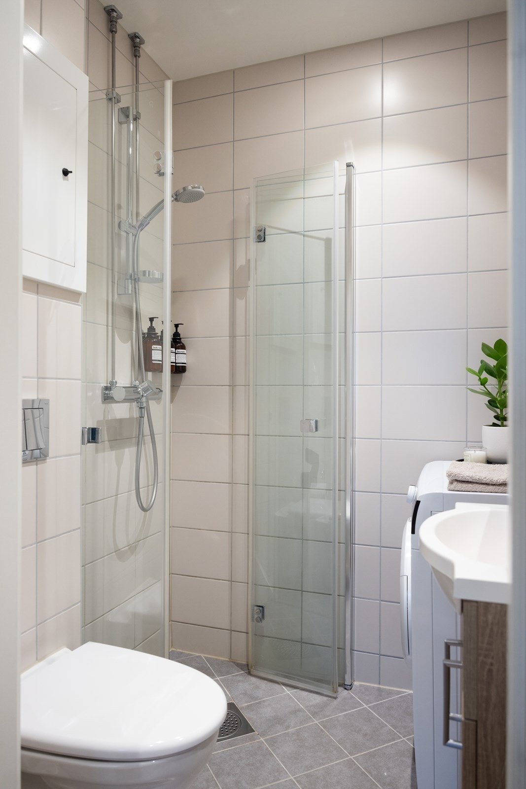 Det ble også byttet soilrør. Plass til plassbesparende vaskemaskin og lagringsplass i servantskap. Galleribilde