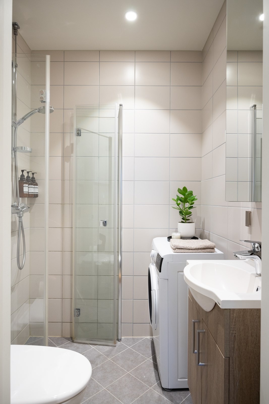 Delikat flislagt baderom oppusset i regi av borettslaget i 2019. Galleribilde