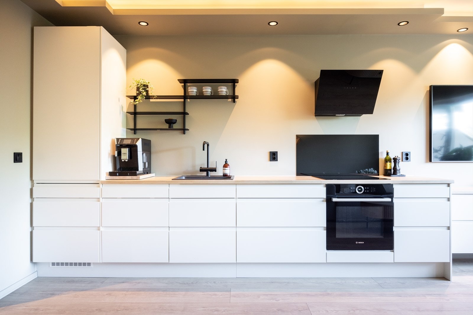 Tidløst kjøkken fra Norema med glatte fronter. Galleribilde