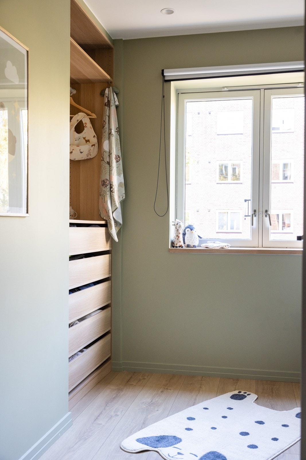 Rommet har lagringsplass i medfølgende PAX garderobeskap. Galleribilde