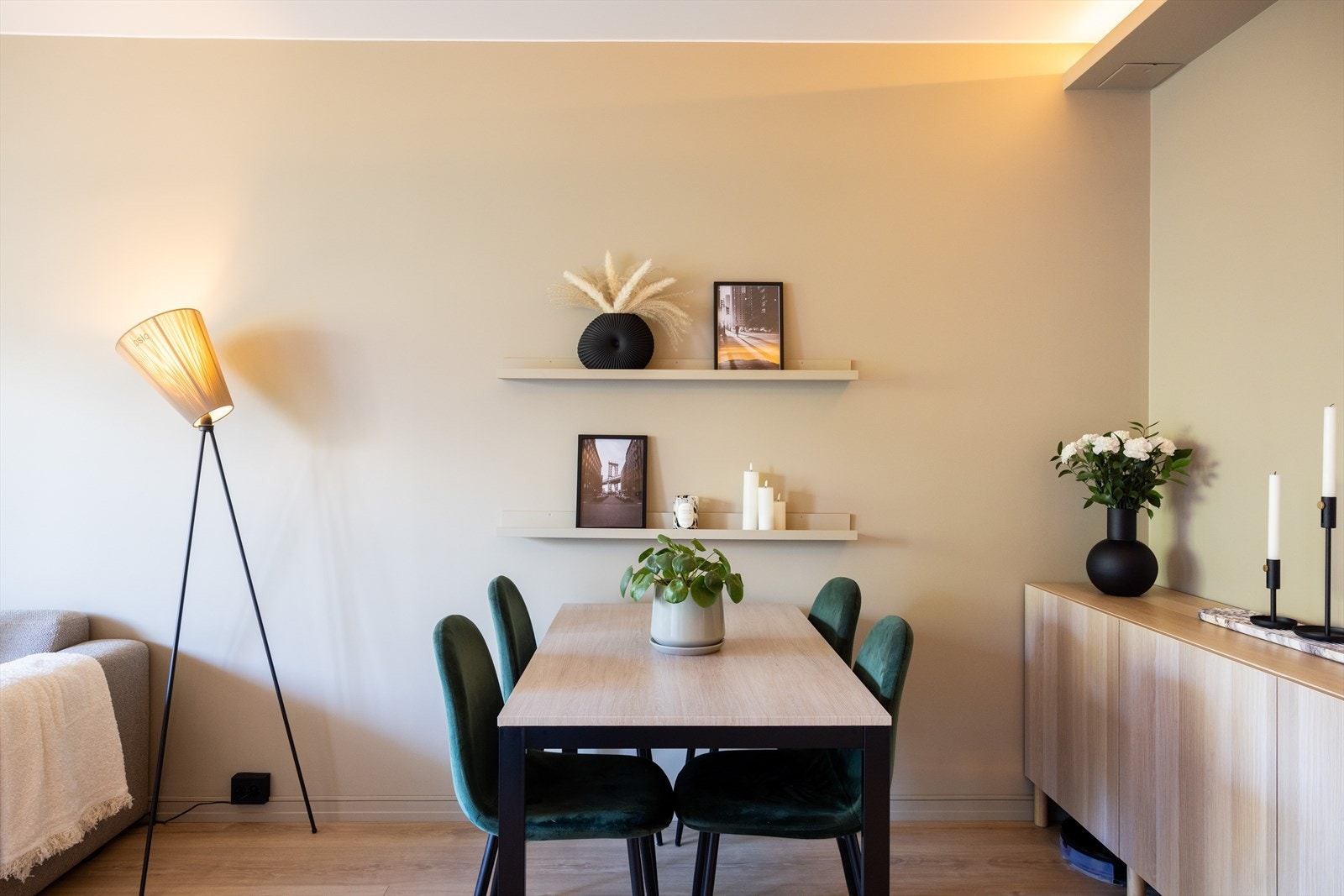 I tilknytning til kjøkkenet er det plass til spisebord. Galleribilde