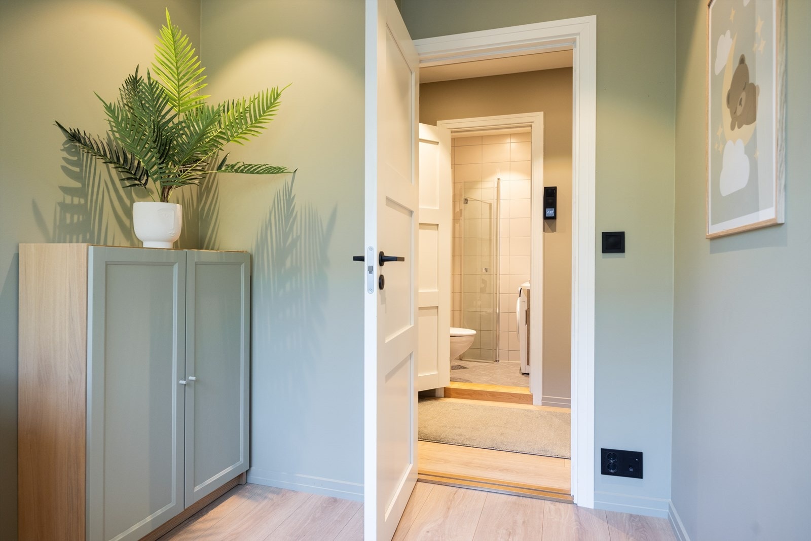 Rommet brukes idag som barnerom, men egner seg vel så godt som et kontor eller gjesterom dersom man får besøk. Galleribilde