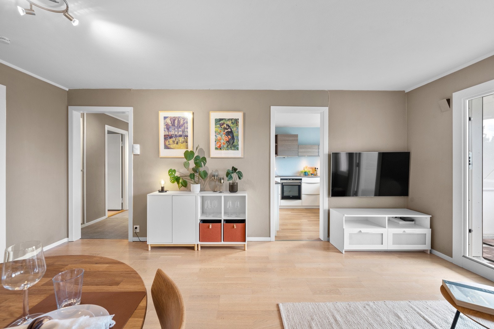 Kombinasjonen av tostavs parkett og varm naturtone på vegger gir stuen en meget behagelig atmosfære. Galleribilde