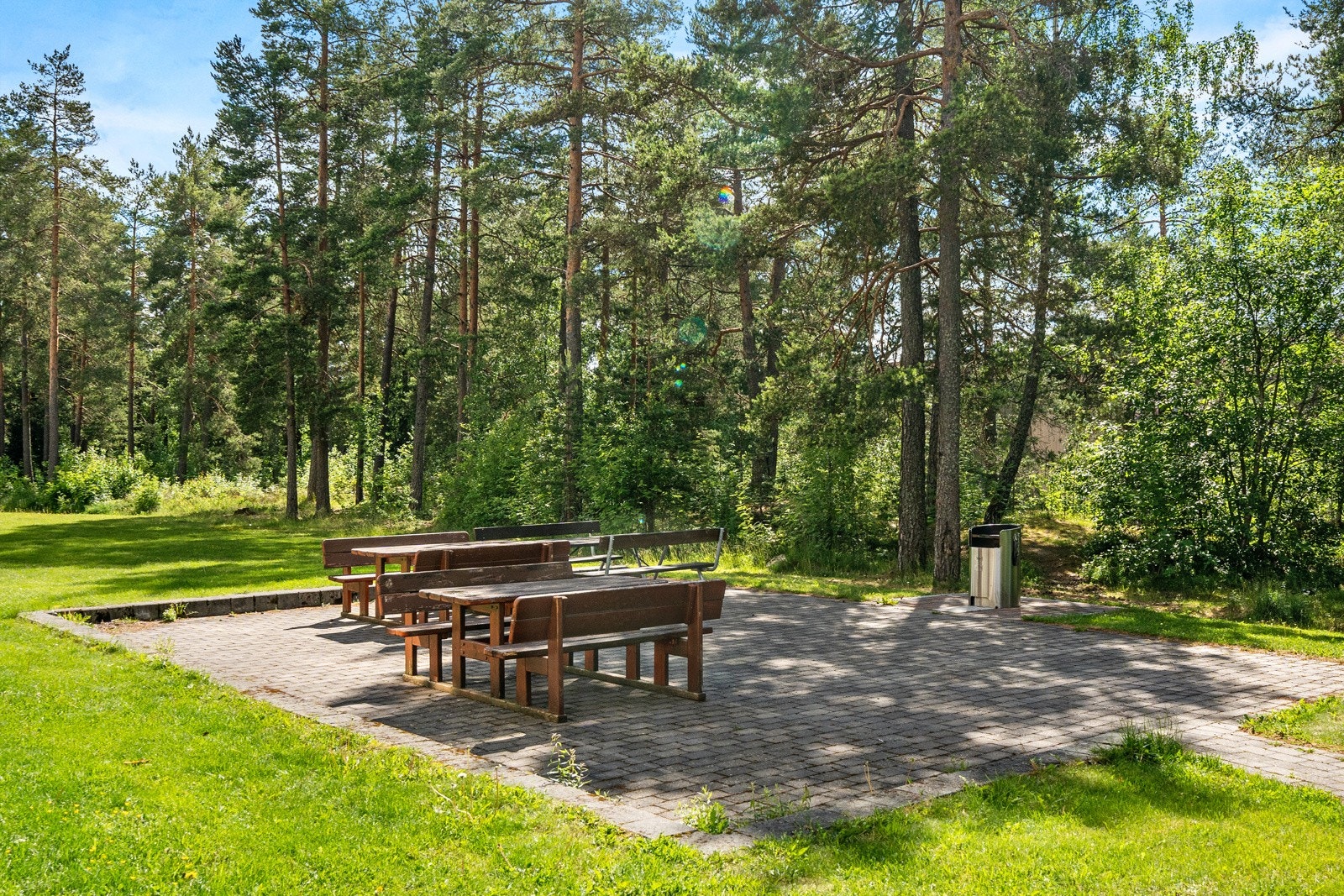 Flere sittegrupper gjør uteområdene meget trivelige. Beboere har tilgang på pallekarmer til dyrking av f.eks grønnsaker om ønskelig. Galleribilde