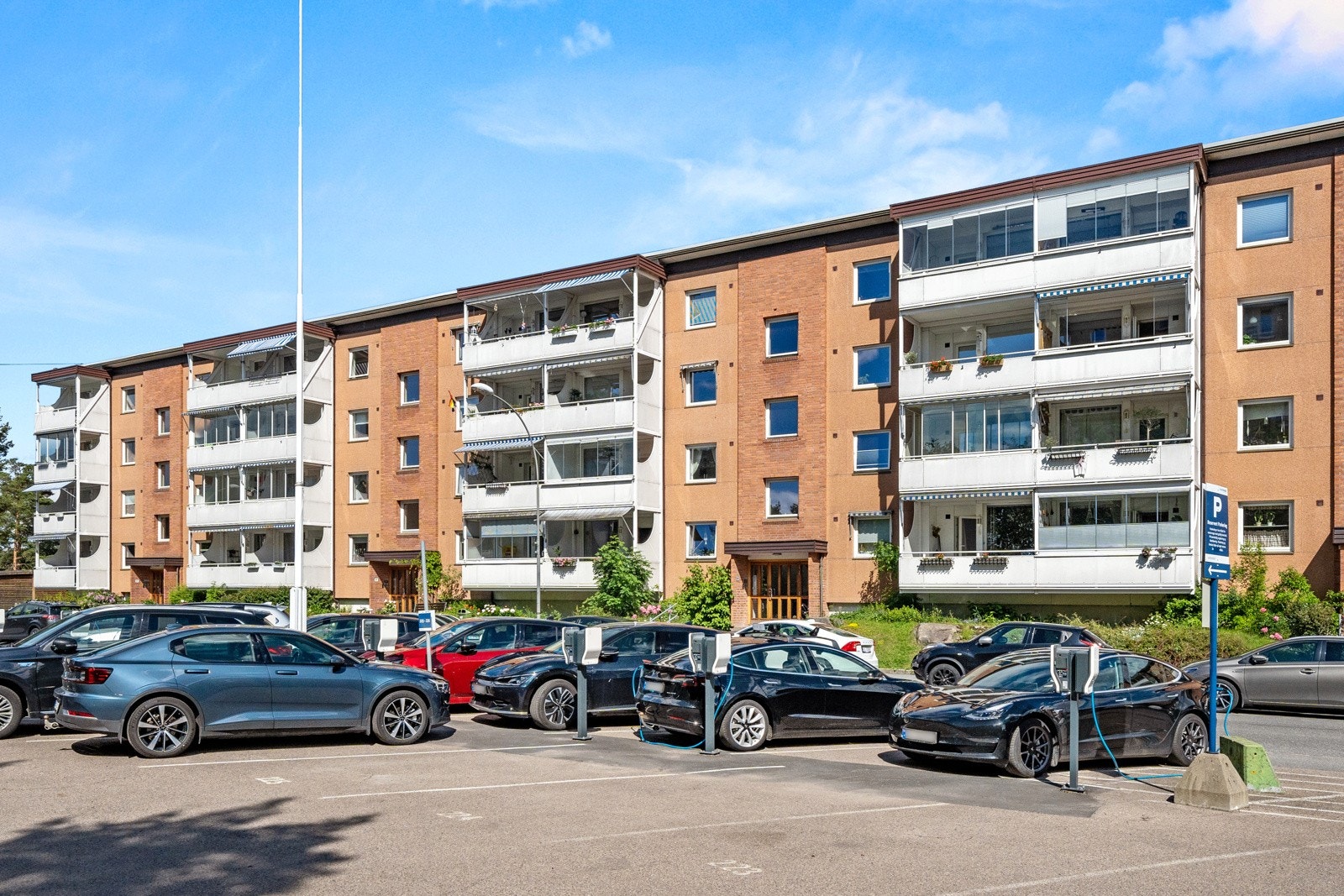 Vetlandsfaret er en enveiskjørt gate, og borettslaget disponerer 155 parkeringsplasser som leies ut etter ventelister. I 2019/20 ble det etablert 40 ladeplasser for elbiler. Galleribilde