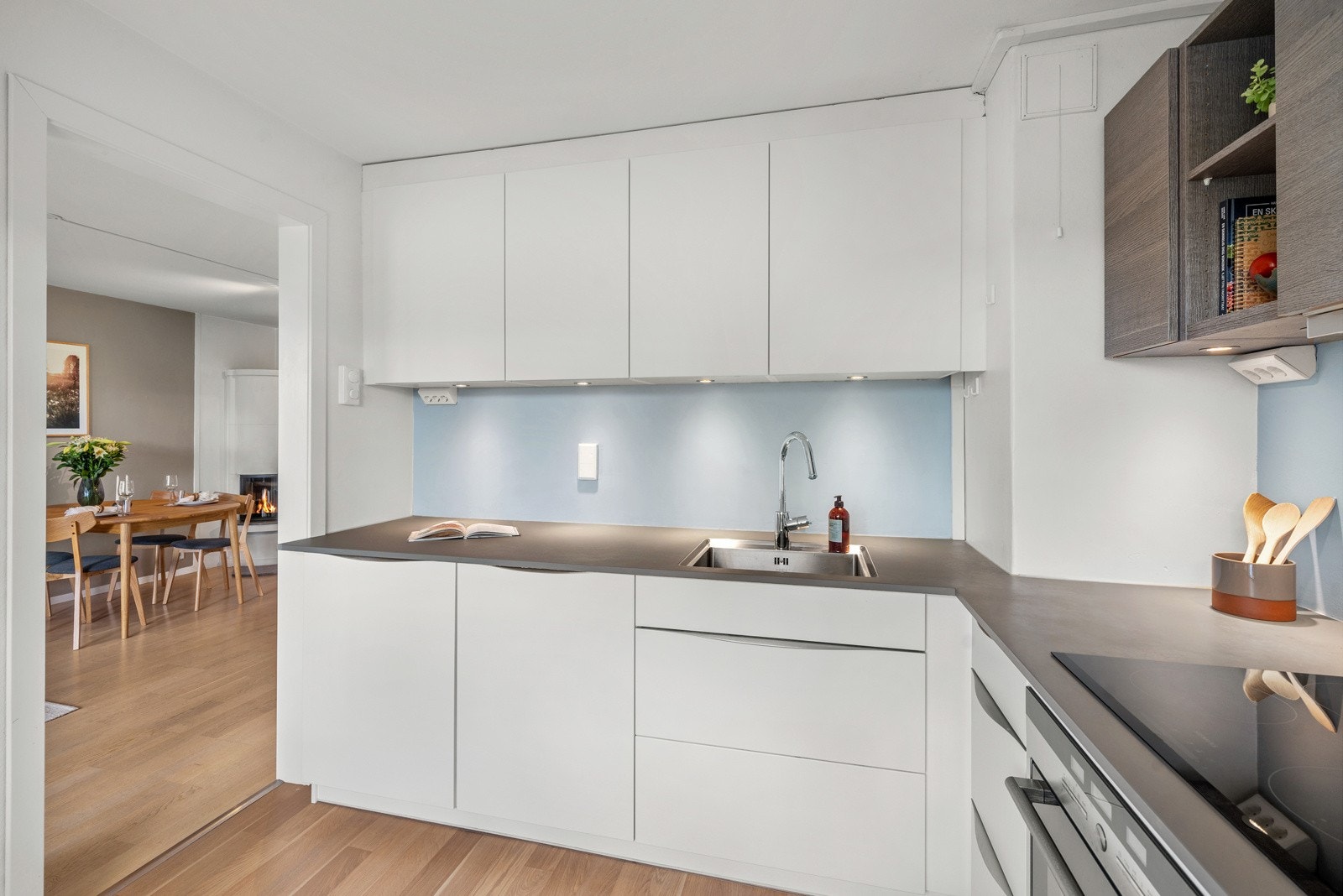 I desember 2023 ble det skiftet belysning under kjøkkenskapene. Galleribilde