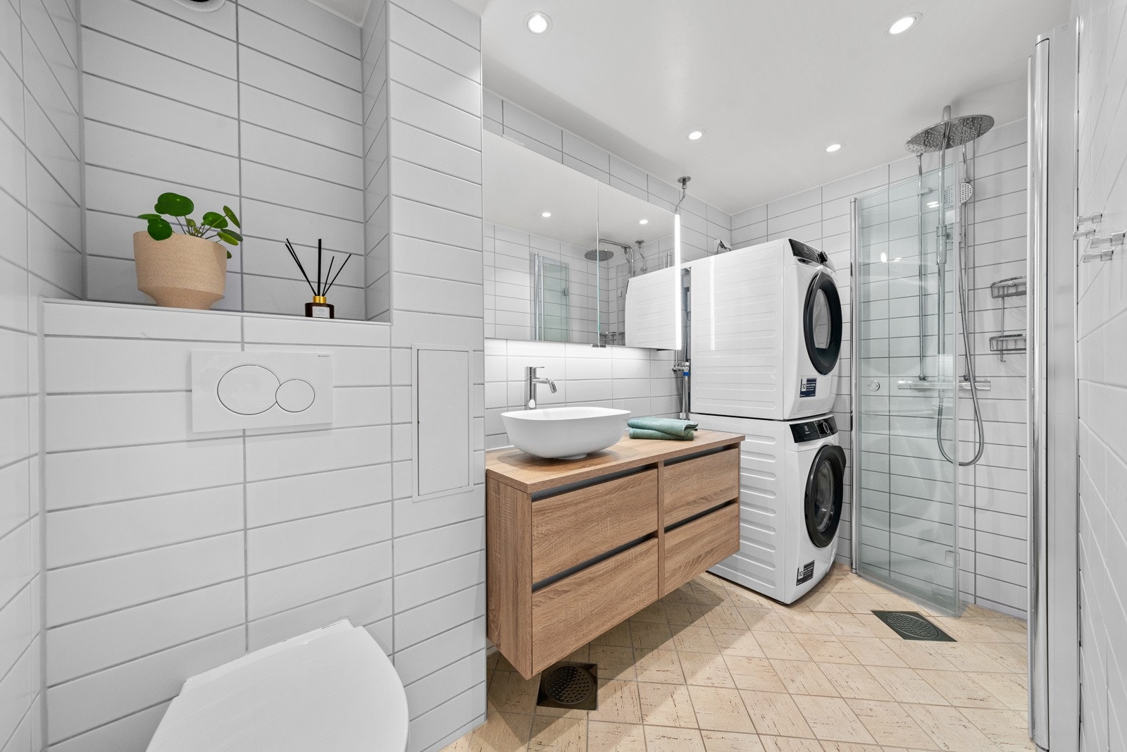 Det velholdte badet ble oppusset i regi av borettslaget i 2008 og fikk ny pen innredning og nye armaturer i 2021. Galleribilde