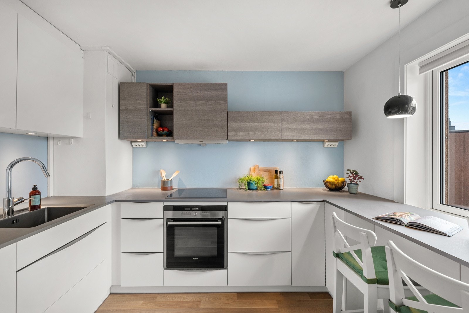 Kjøkkenet er ellers et praktisk rom med laminatbenkeplater, oppvaskkum i stål, flere integrerte hvitevarer og en ventilator med kullfilter. Galleribilde