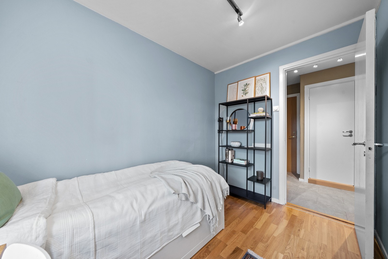 Rommet har god plass til seng, kontorpult og garderobeløsning. Galleribilde