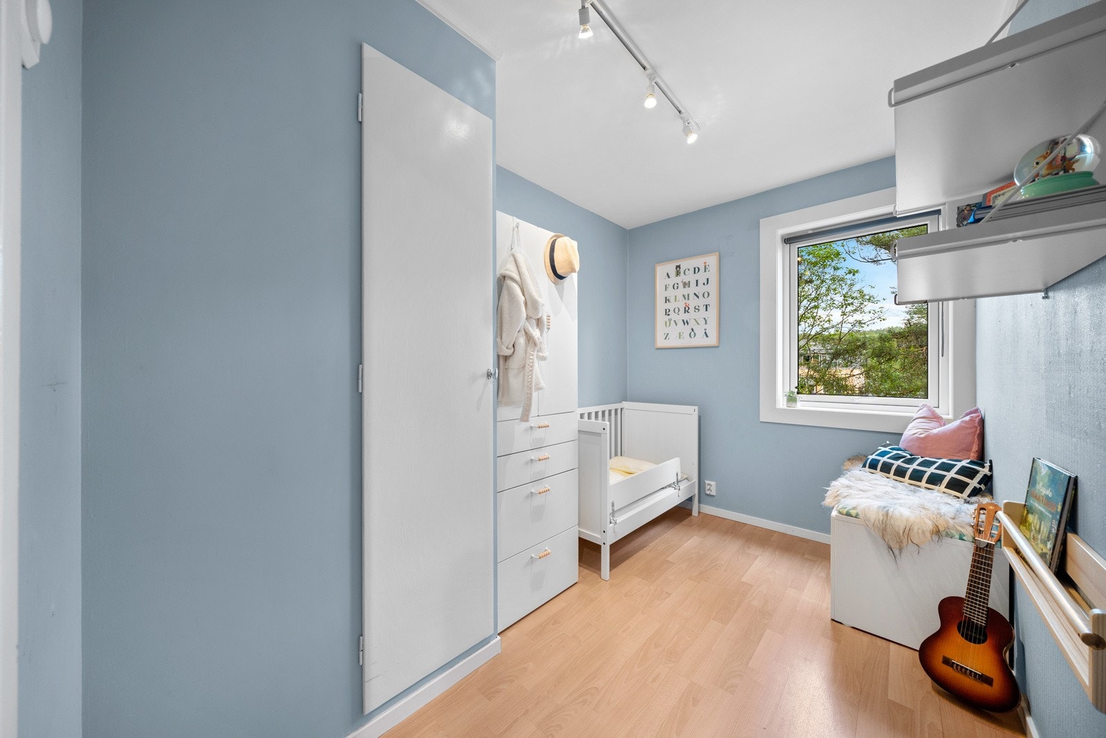 Soverom III. Dette rommet passer ypperlig som f.eks. barnerom, gjesterom og/eller kontor. Galleribilde