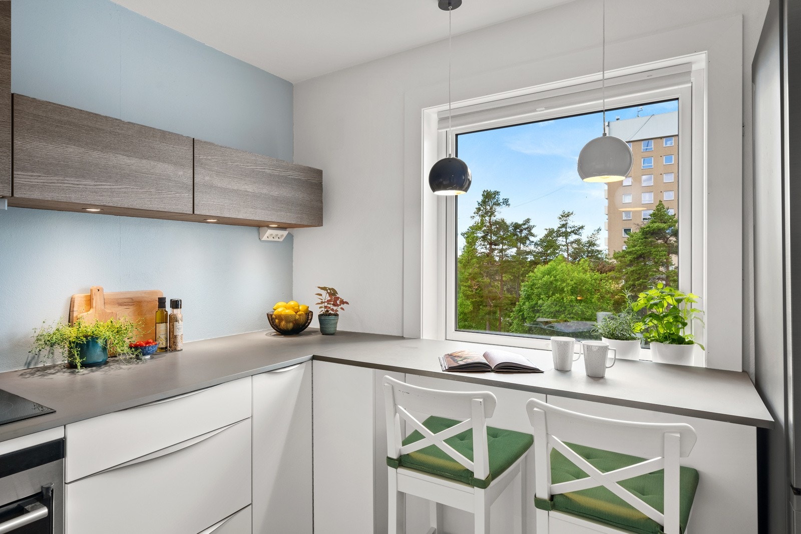 Rommet har en koselig og usjenert spiseplass ved barløsning under vinduet. Galleribilde