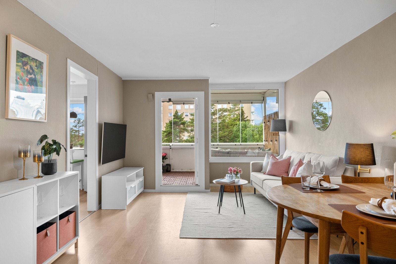 Stuen får godt med naturlig lysinnslipp fra store vindusflater. Vinduene og balkongdøren ble skiftet i regi av brl. i 2016/17. Galleribilde