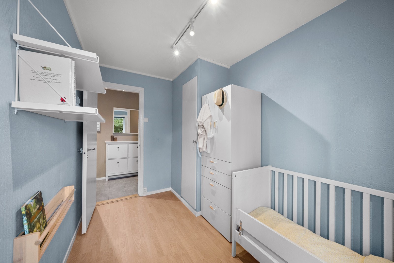 Rommet har et plassbygd skap og leiligheten har i tillegg godt med ekstra lagringsplass i tre tilhørende kjellerboder. Galleribilde