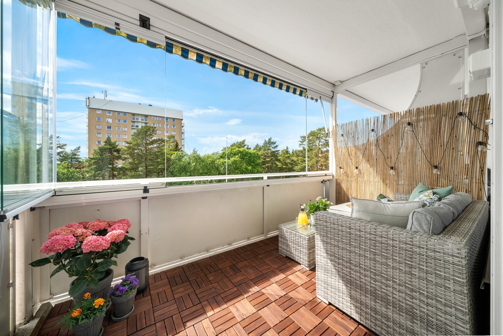 Vetlandsfaret 10B er en lys og pen 4-roms på 71m² i 3. etasje, med gjennomgående planløsning og en innglasset, vestvendt balkong utenfor stuen. Galleribilde