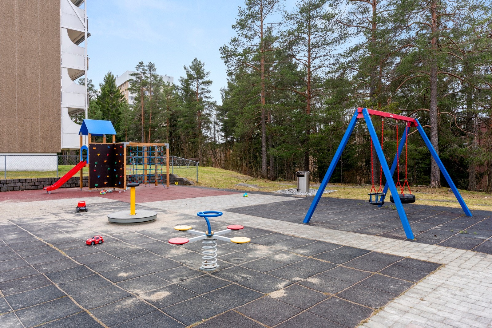 Borettslaget ligger i et hyggelig område og til glede for de minste er det også etablert flere lekeplasser i nærmiljøet. Galleribilde