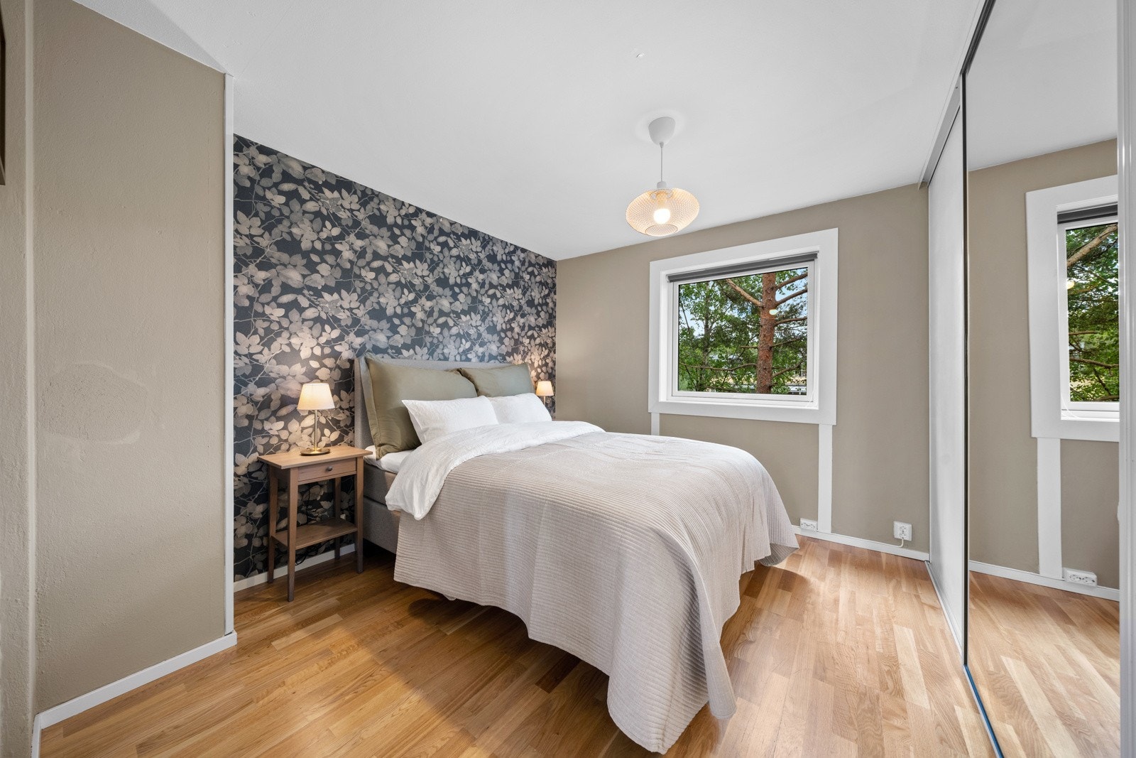 Leiligheten har tre fine soverom som alle ligger vegg-i-vegg i samme ende av leiligheten. Galleribilde