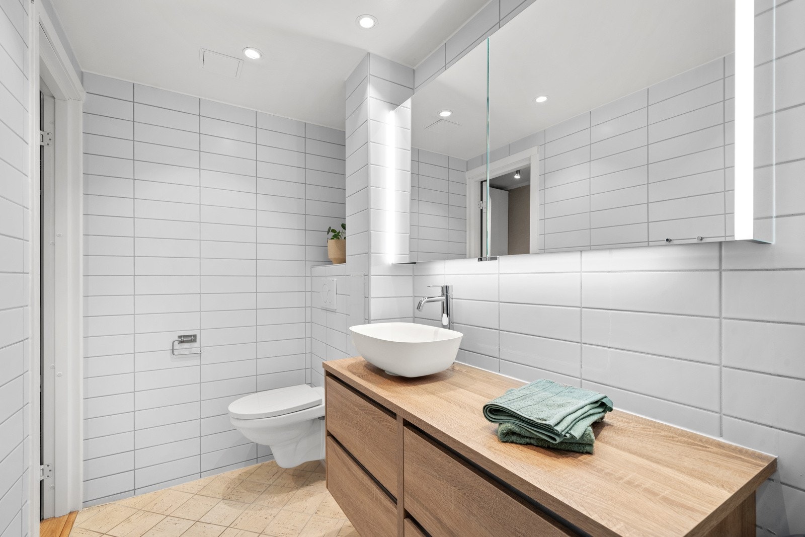 Innredningen har glatte skuffer med dempefunksjon og det er ellers veggmontert toalett, opplegg for vaskemaskin og dusjhjørne med regnfallsdusj. Galleribilde