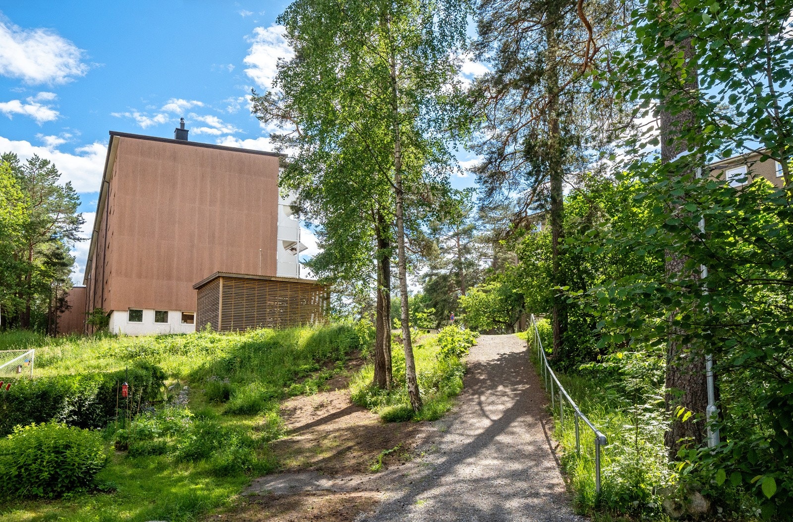 Borettslaget har asfalterte, interne stikkveier og frodig beplantning med høye furutrær, mindre bladtrær, busker, blomster gode plenarealer. Galleribilde