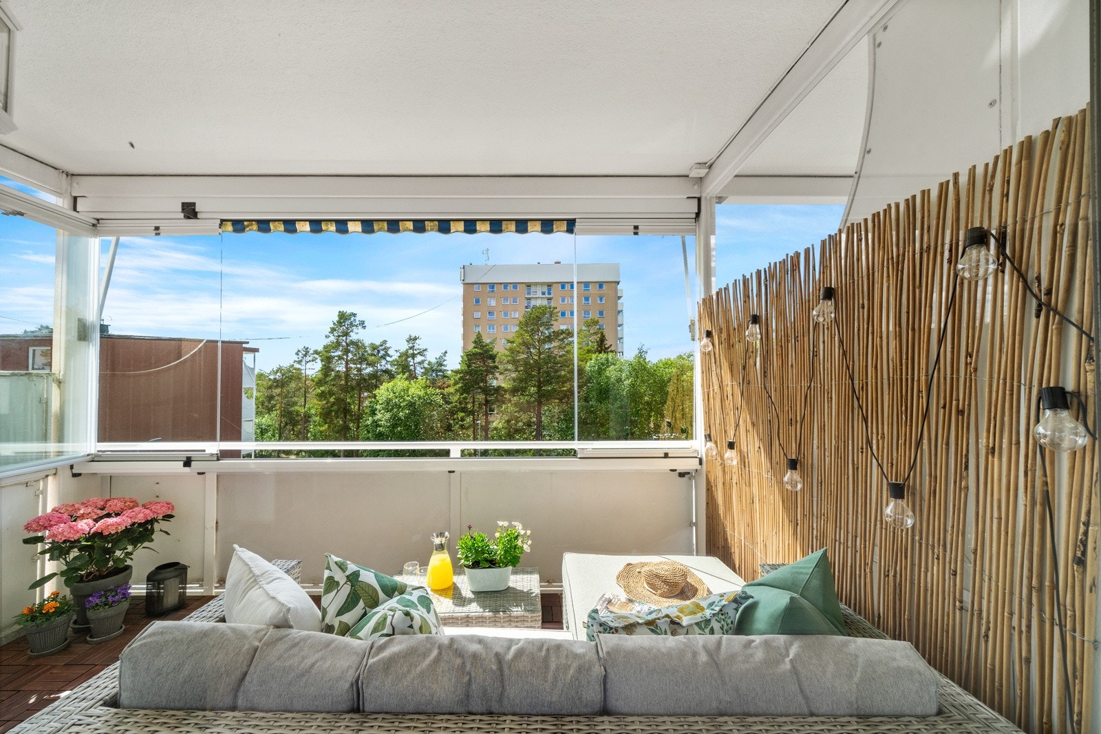 Utgang fra stuen til en innglasset balkong på 8 kvm med fjernstyrt markise. Innglassingen ble montert i regi av borettslaget i 2019 og kan skyves til side. Galleribilde