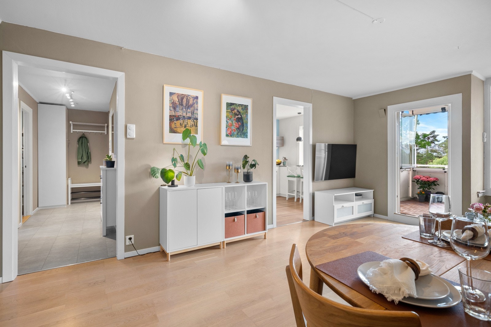 Det ble foretatt el-kontroll i 2021 og bytte av samtlige stikkontakter (med unntak av en på kjøkkenet) og brytere i leiligheten. Dokumentasjon er fremlagt. Galleribilde