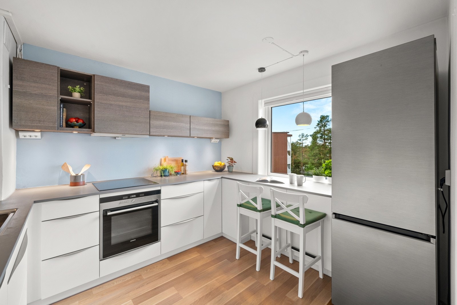 Leiligheten har et lyst og pent kjøkken i eget rom. Innredningen fra Kvik har glatte fronter med soft-close. Galleribilde