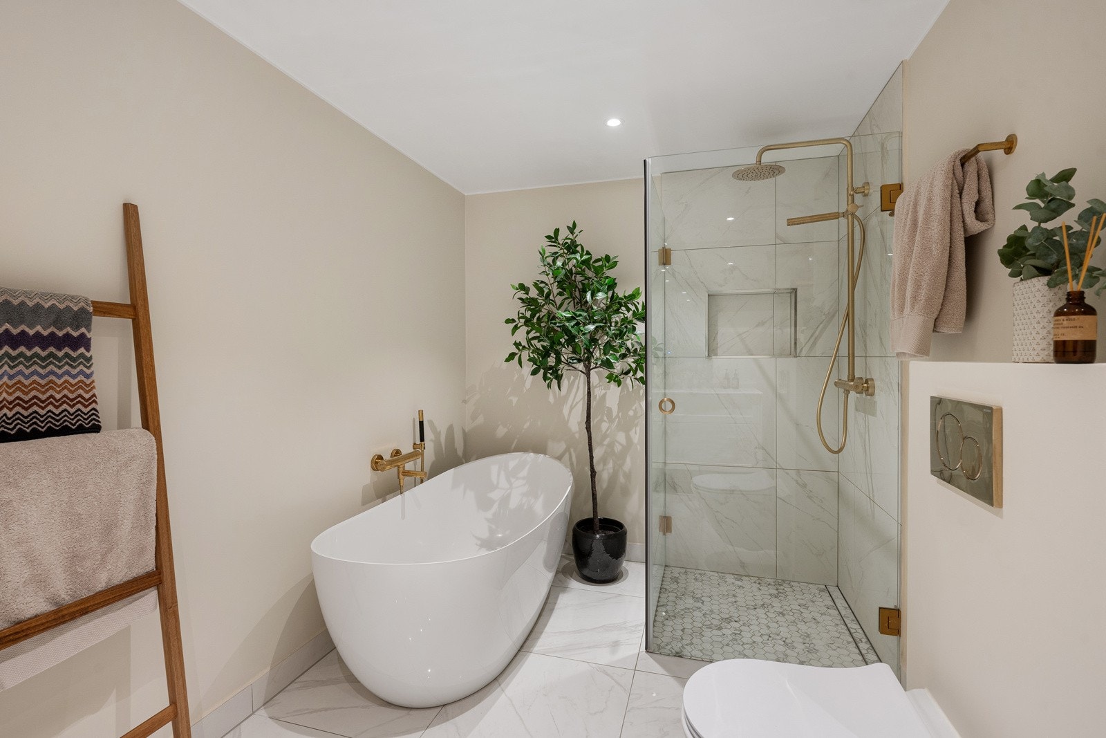 Badet utstyrt med dusjhjørne med innfellbare glassdører med flislagte vegger og vegghengt dusjarmatur med både hånddusj og regndusj. Galleribilde