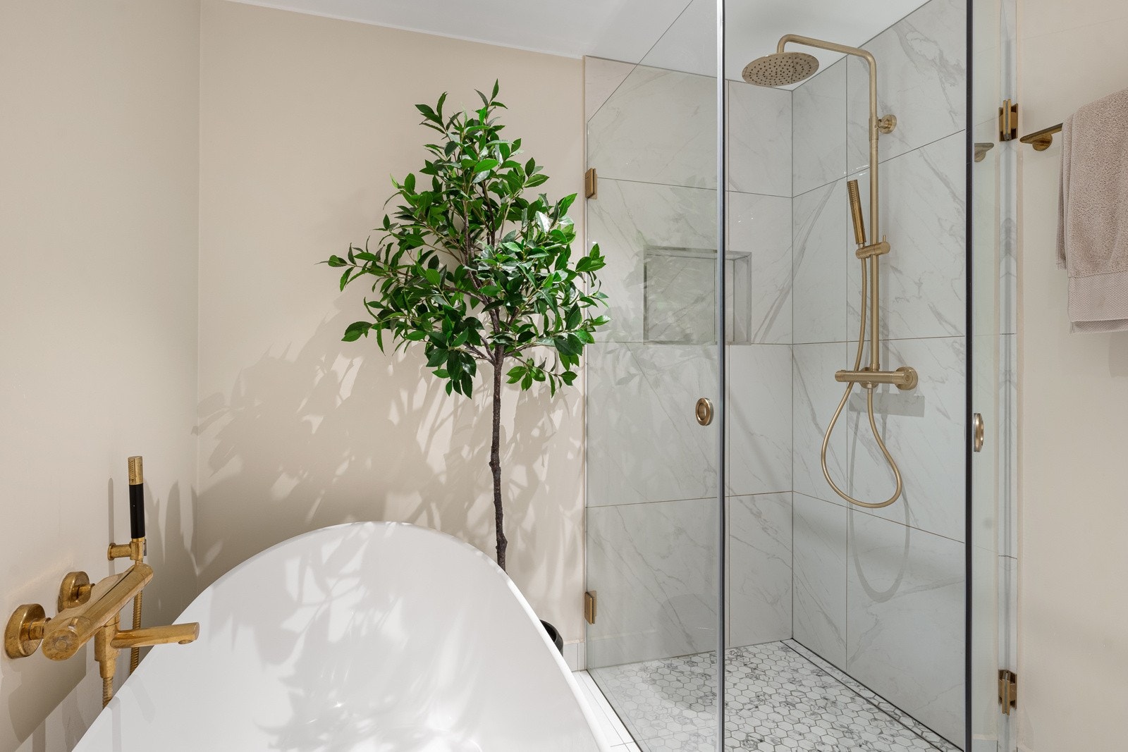 Badet byr også på badekar med vegghengt badekararmatur. Her får du en god følelse av velvære i eget hjem! Galleribilde