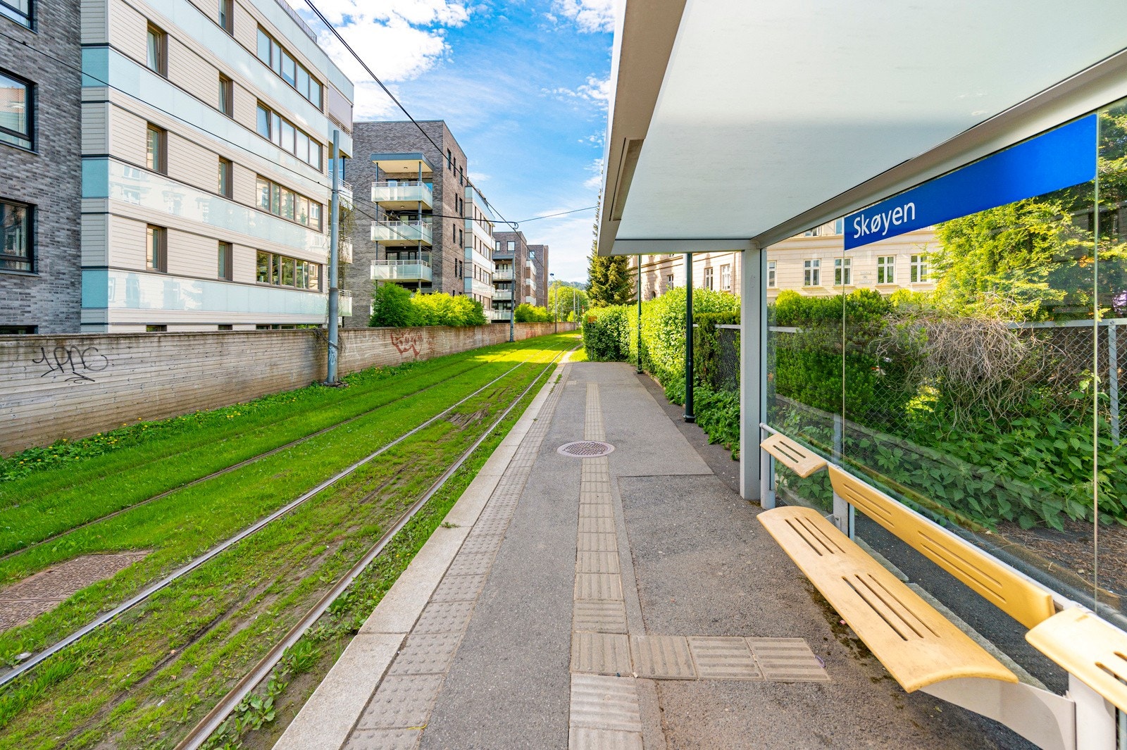 Skøyen trikkestopp - trikken tar deg til sentrum på under 10 minutter. Galleribilde