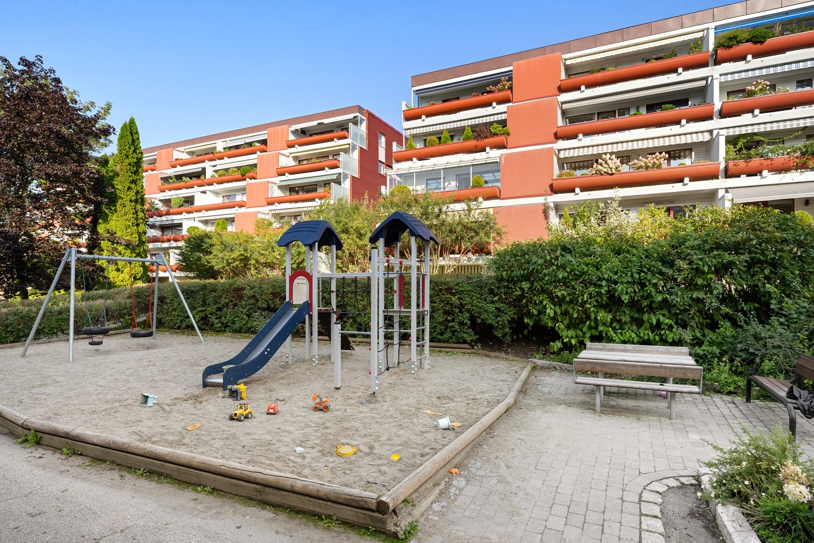 Leiligheten ligger i et sentralt, rolig, barnevennlig og et meget populært boligområde på Skøyen. Galleribilde