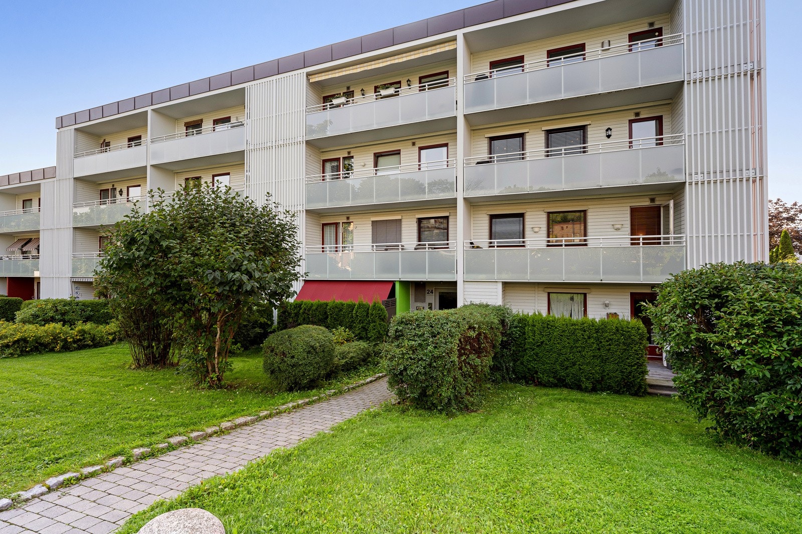 Boligbygg over 4 plan, samt garasjeanlegg i kjelleren. Leiligheten disponerer en parkeringsplass i felles garasjeanlegg med elbil-lader. Galleribilde