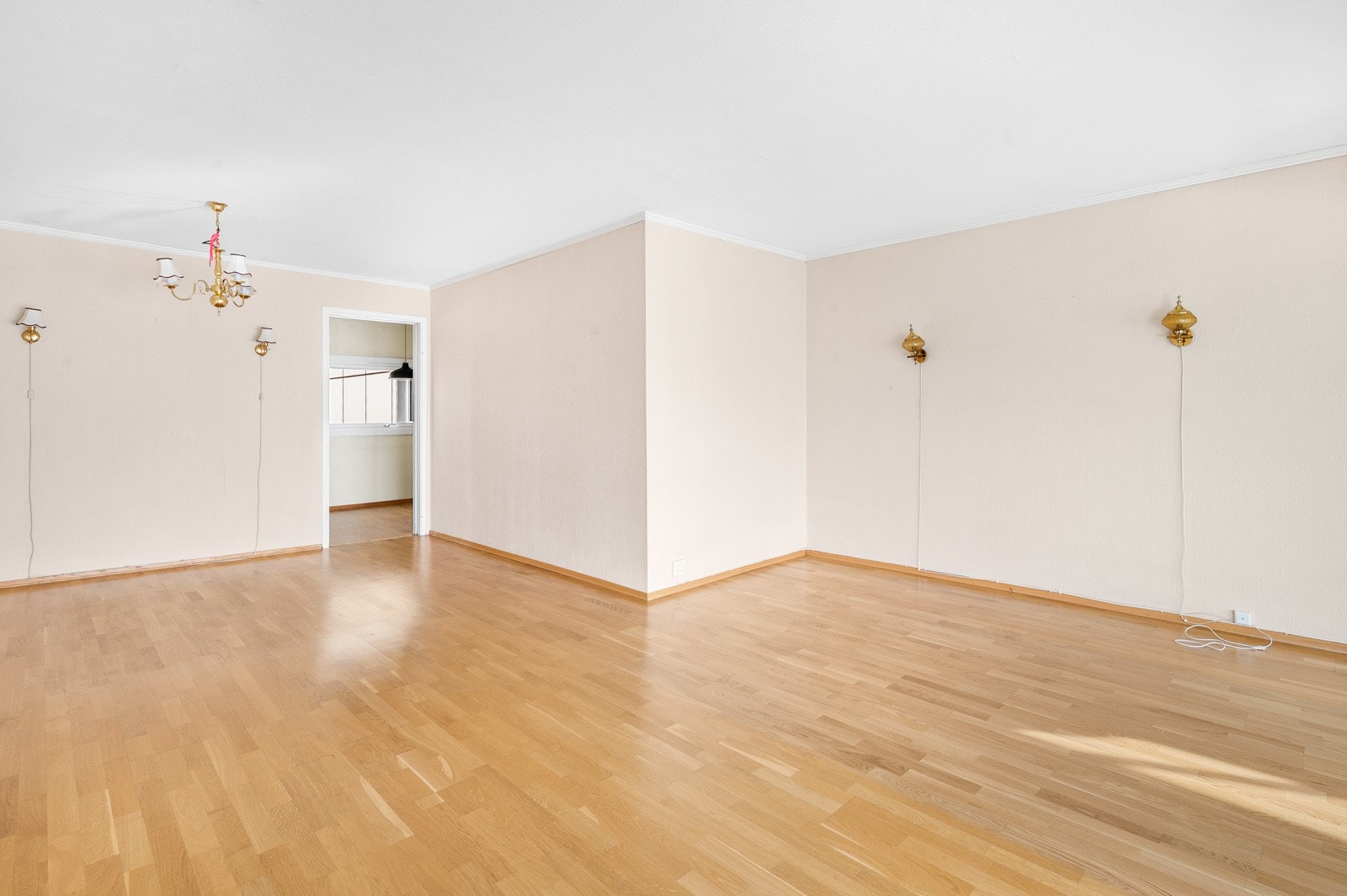 Stor stue med store vinduer og godt med naturlig lys. Galleribilde