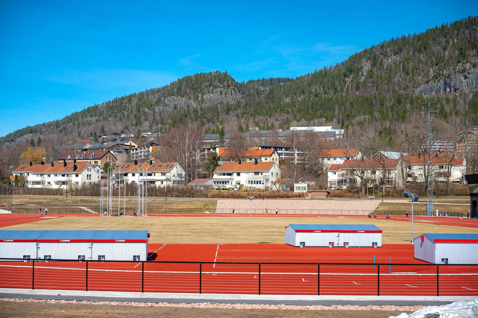 Bærum idrettspark, Utearealene med friidrettsstadion, rulleski-løype, sandvolleyballbaner og treningspark er åpne for alle, hele døgnet. Galleribilde