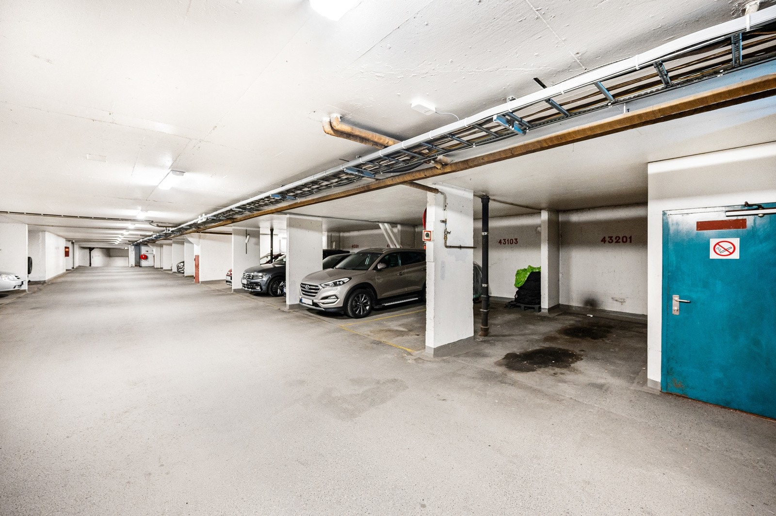 Garasjeplass, den første til venstra fra døra. Galleribilde