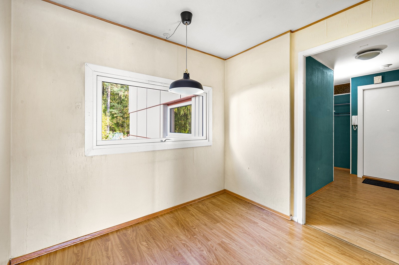 Utenfor kjøkkenet er det plass til et lite spisebord. Galleribilde