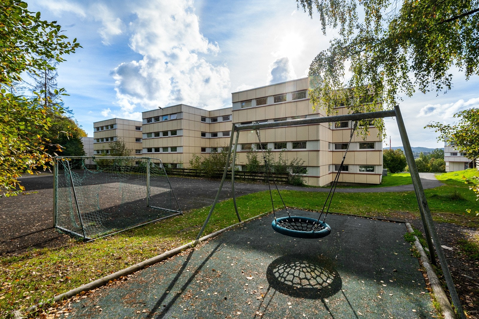 Borettslaget har flere lekeplasser. Her sammen med en fotballbane. Galleribilde