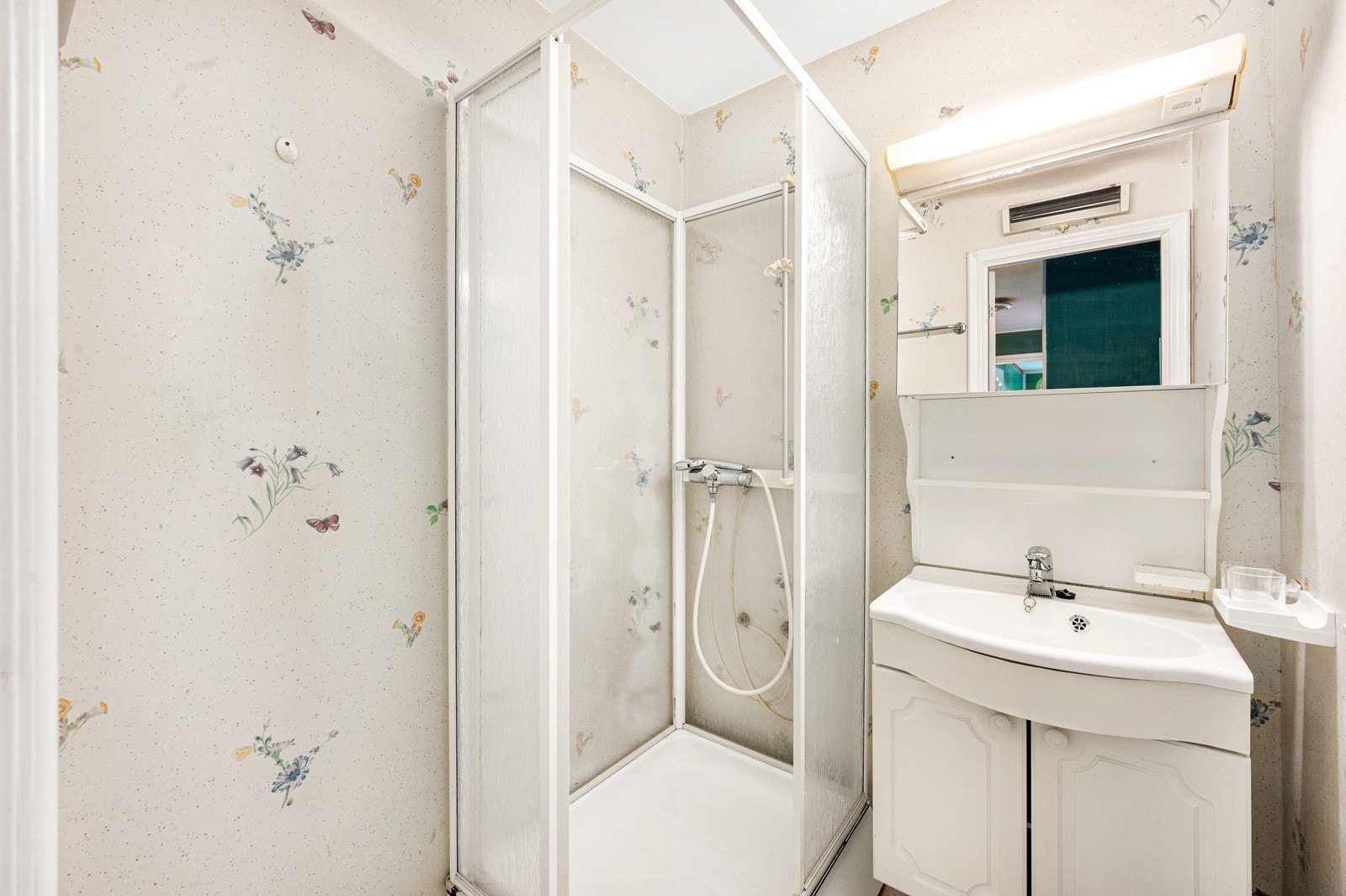 Bad, her er det mange andre som har åpnet opp til vaskerom og gjort badet enda større. Galleribilde