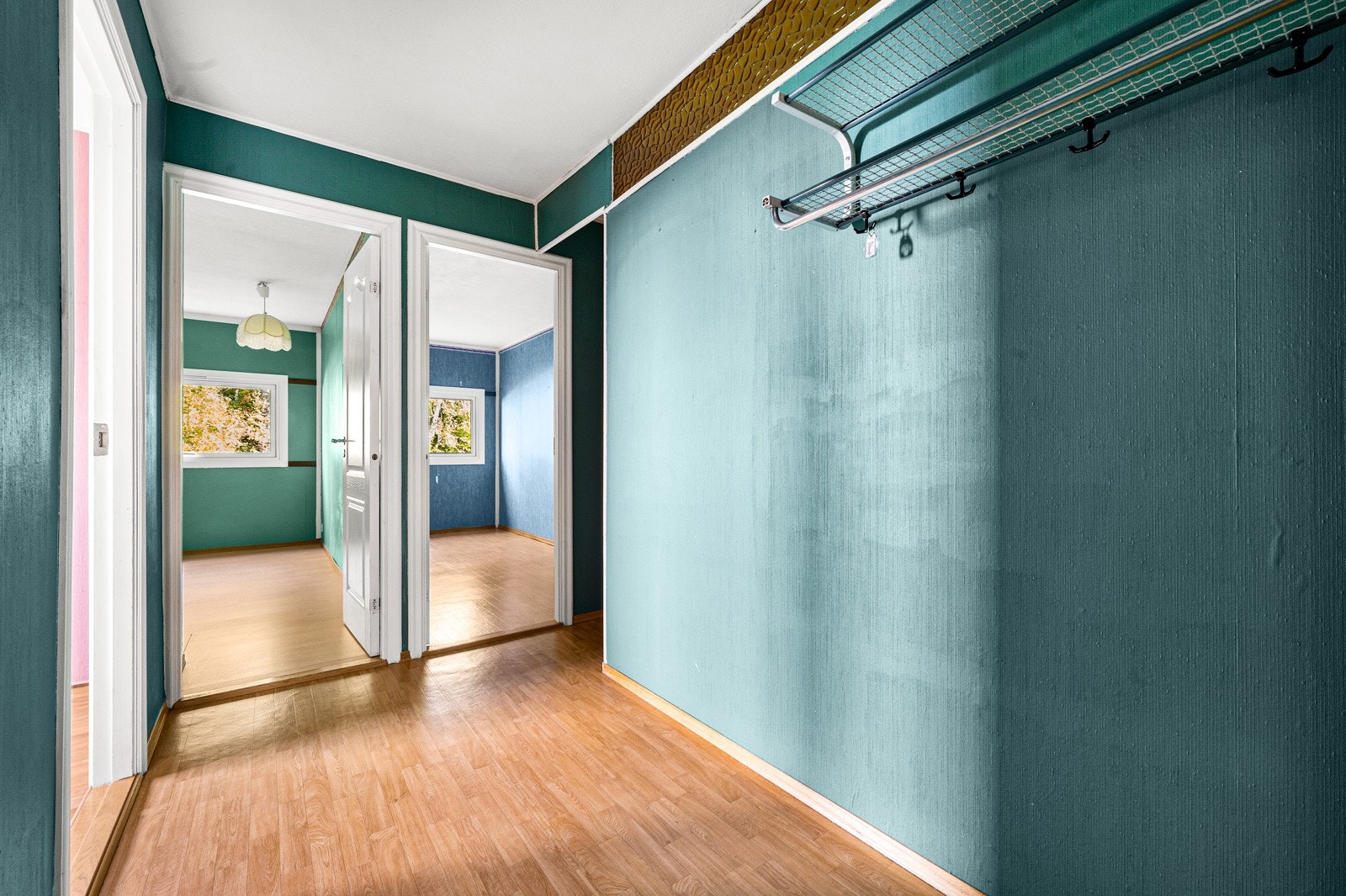 I gangen er det en egen bod, her er det mange som har satt opp garderobeløsning med skyvedører. Galleribilde